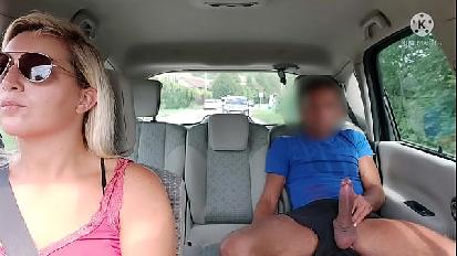 Oh cazzo un cliente pazzo entra e tira fuori il suo cazzo nel mio taxi io sono scioccato e lo licenzio