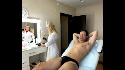 Sugarnadya era pronta a cavalcare il suo nuovo giovane cliente pieno di rosso