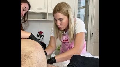 Durante una lezione di rasatura un cliente eiaculazione sul mio studente