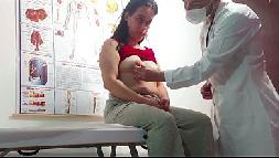 Il ginecologo infila un dito nell ano della paziente e la scopa