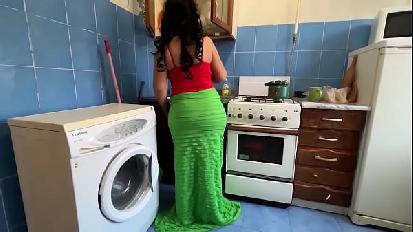 La matrigna sentiva che voleva fare sesso e ha permesso al figliastro di fotterle il culo