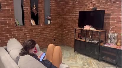 Una ragazza modesta ha accettato di fare sesso con il fratellastro