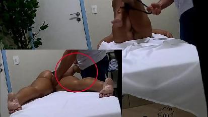 Ho tolto le mutandine della mia cliente e lei ha afferrato il mio cazzo