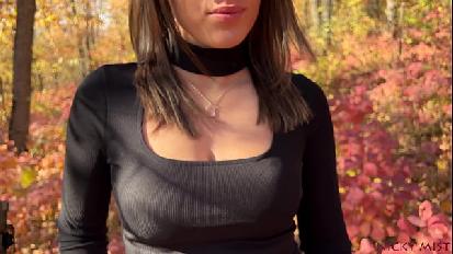 Un veloce pompino all aperto con la sorellastra