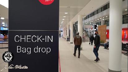 Abbiamo scopato in aeroporto