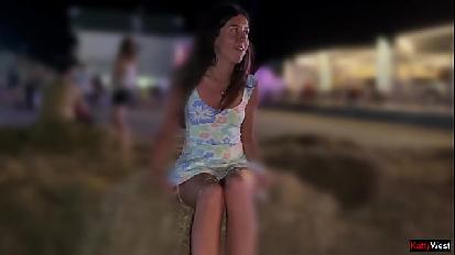 Una ragazza spudorata si è tolta le mutandine in pubblico