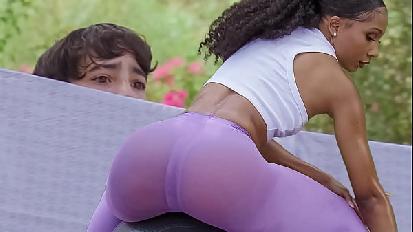 Giovane ragazzo che si intrufola sul suo vicino milf caldo facendo il suo allenamento